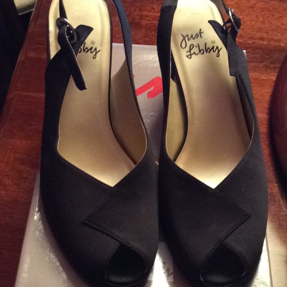 Women’s black dressy pump